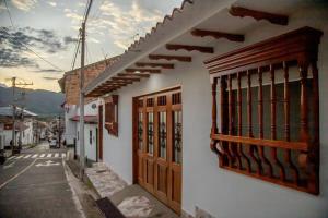 Casa Centro Guaduas في غوادواس: مبنى بأبواب خشبية على جانب شارع