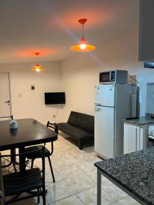 - un salon avec un réfrigérateur et un canapé dans l'établissement Alojamiento ruta 3, à Trelew