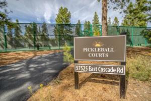 Gallery image of Pine Loop Log Cabin - Meredith Lodging in La Pine