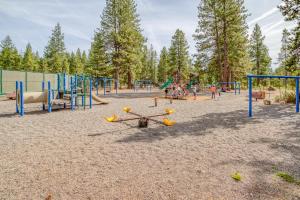 un parque infantil con niños jugando en la arena en Pine Loop Log Cabin, en La Pine