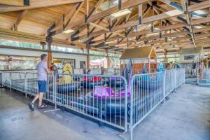 Gallery image of Pine Loop Log Cabin - Meredith Lodging in La Pine