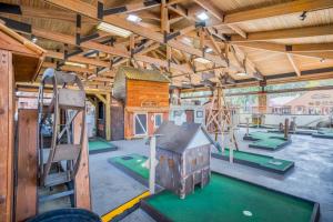Gallery image of Pine Loop Log Cabin - Meredith Lodging in La Pine