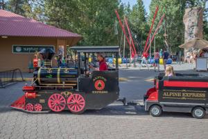 Gallery image of Pine Loop Log Cabin - Meredith Lodging in La Pine