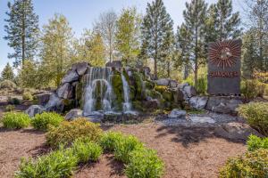 Gallery image of Pine Loop Log Cabin - Meredith Lodging in La Pine