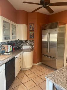 eine Küche mit einem Kühlschrank und einem Deckenventilator in der Unterkunft Private room in Awesome Sonoma Ranch Home in Las Cruces