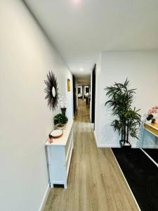 una habitación con un pasillo con plantas. en Spacious modern family home, en Pakenham