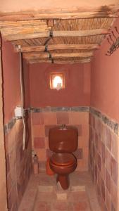 Rhessouaneにあるdoor saharaのバスルーム(茶色のトイレ付)が備わります。