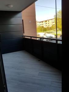 um quarto com uma varanda com vista para um edifício em Your Comfort Home - Bologna em Bolonha