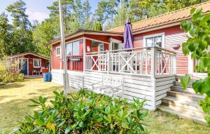 ein kleines rotweißes Haus mit einer Veranda in der Unterkunft Awesome Home In Linkping With Wifi in Linköping