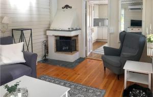 ein Wohnzimmer mit 2 Stühlen und einem Kamin in der Unterkunft Awesome Home In Linkping With Wifi in Linköping