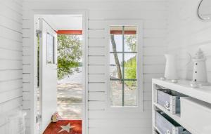 biały korytarz z drzwiami i oknem w obiekcie Awesome Home In Linkping With Wifi w mieście Linköping