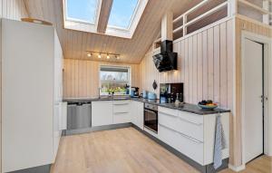 d'une cuisine avec des placards blancs et une lucarne. dans l'établissement Nice Home In Hemmet With Kitchen, à Hemmet