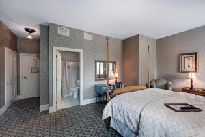 Postel nebo postele na pokoji v ubytování Nicollet Island Inn