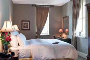 Postel nebo postele na pokoji v ubytování Nicollet Island Inn