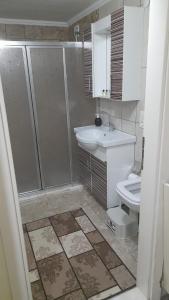 Ένα μπάνιο στο grand1 guests house