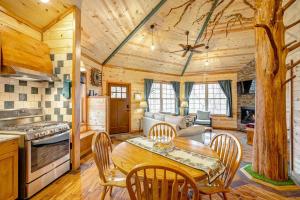 cocina y comedor con mesa y sillas en Greenbrier Beechhouse Luxury Treehouse, en Greenbrier