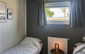 Giường trong phòng chung tại Vakantiepark De Zeeuwse Parel