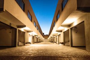 un couloir vide du bâtiment la nuit dans l'établissement Motel Tenda, à Seabra