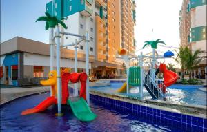 a water park with a playground in a mall at Resort em Olimpia in Olímpia