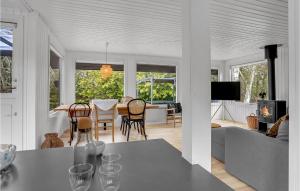 kuchnia i salon ze stołem i krzesłami w obiekcie Amazing Home In Tranekr With Jacuzzi w mieście Tranekær