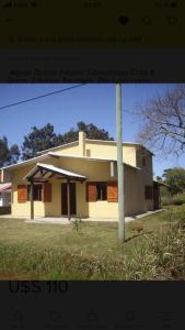 een huis met een paal ervoor bij LA SERENA in Aguas Dulces