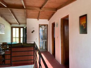 un soggiorno con un divano e un soffitto in legno di LA SERENA ad Aguas Dulces Altre 22 foto