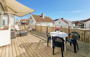 een terras met een tafel en stoelen bij Stunning Home In Hovenset With 3 Bedrooms in Hovenäset