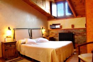 um quarto com uma cama grande e uma janela em La Lechería em Val de San Lorenzo