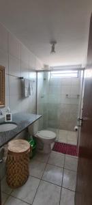 y baño con ducha, aseo y lavamanos. en Residencial Mar de Gênova - Bessa, en João Pessoa