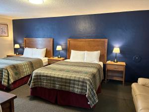 a hotel room with two beds and a couch at Great Western Colorado Lodge in Salida +29 photos