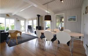 ボルコップにあるBeautiful Home In Brkop With 4 Bedrooms And Wifiのダイニングルーム(テーブル、椅子付)