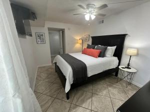 a bedroom with a bed and a ceiling fan at Condo on the Beach- walk to restaurants, shops and activities. in Gulf Shores