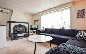 ein Wohnzimmer mit einem Sofa und einem Tisch in der Unterkunft 3 Bedroom Amazing Home In Otterup in Otterup