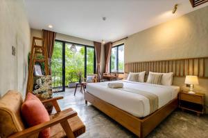 una camera con un grande letto e un soggiorno di Nam An Mama Villa Hoi An a Hoi An