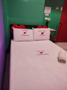 1 cama en una habitación con 2 almohadas en WJV INN CANDUMAN, en Mandaue