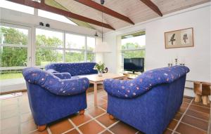sala de estar con 2 sillas azules y mesa en 3 Bedroom Awesome Home In Fan, en Fanø
