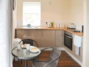 A kitchen or kitchenette at Maisies Cottage