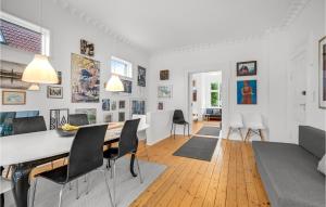 オーフスにあるBeautiful Apartment In Aarhus C With Wifiのダイニングルーム、リビングルーム(テーブル、椅子付)