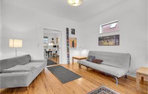 uma sala de estar com dois sofás e uma mesa em Beautiful Apartment In Aarhus C With Wifi em Aarhus