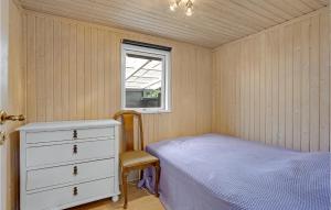 um quarto com uma cama, uma cómoda e uma janela em 3 Bedroom Gorgeous Home In Bjert em Sønder Bjert