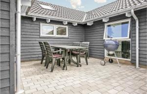 Patio nebo venkovní prostory v ubytování Pet Friendly Home In Bogense With Sauna