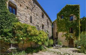 an alley in an old building with ivy at Lovely Apartment In Carcheto Brustico With Outdoor Swimming Pool in Carcheto