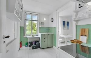 Kuchyň nebo kuchyňský kout v ubytování 2 Bedroom Cozy Apartment In Svendborg