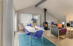sala de estar con mesa y sillas moradas en Beautiful Home In Nex With Sauna, en Spidsegård