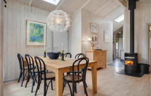 Posezení v ubytování Holiday Home Røllikevej Knebel Iv