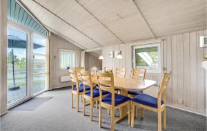 een eetkamer met een tafel en stoelen bij Holiday Home Ringvejen Rømø Denm in Bolilmark