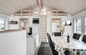 una cucina e una sala da pranzo con tavolo e sedie di 3 Bedroom Nice Home In Hasle a Tofte