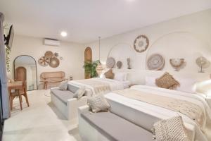 Bohemian Jogja Villas with Private Pool客房内的一张或多张床位