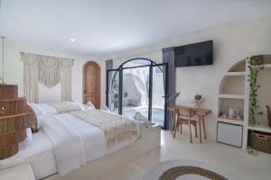 Bohemian Jogja Villas with Private Pool客房内的一张或多张床位