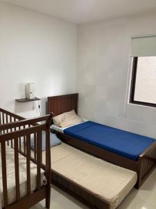 聖克魯斯的住宿－Departamento Planta Baja con parqueo en Condominio，一间卧室设有两张双层床和一扇窗户。